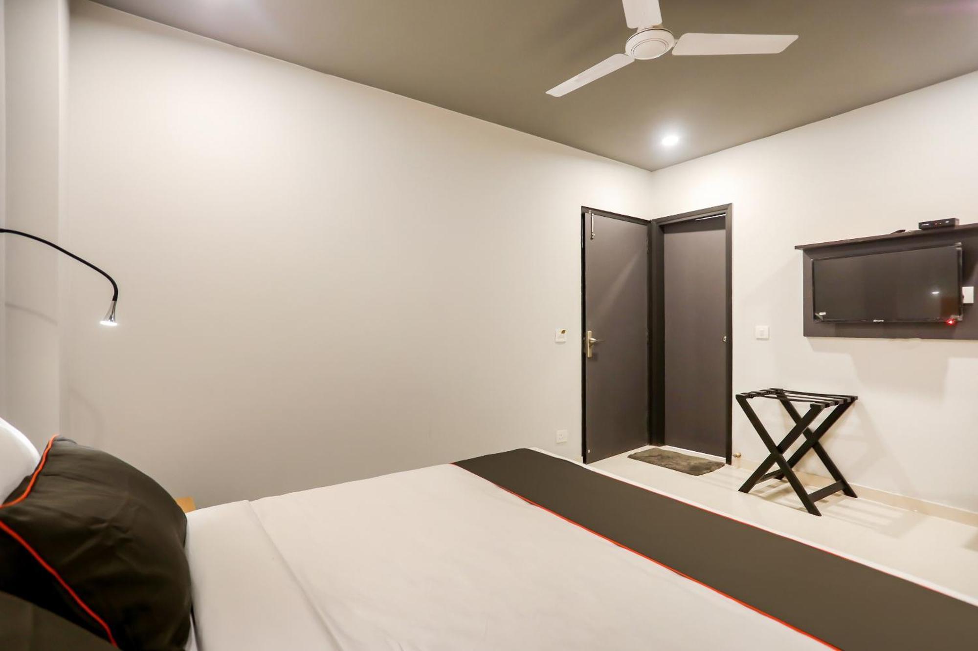 Super Collection O Le Noida Hotel Near Sector 76 Metro Station Luaran gambar