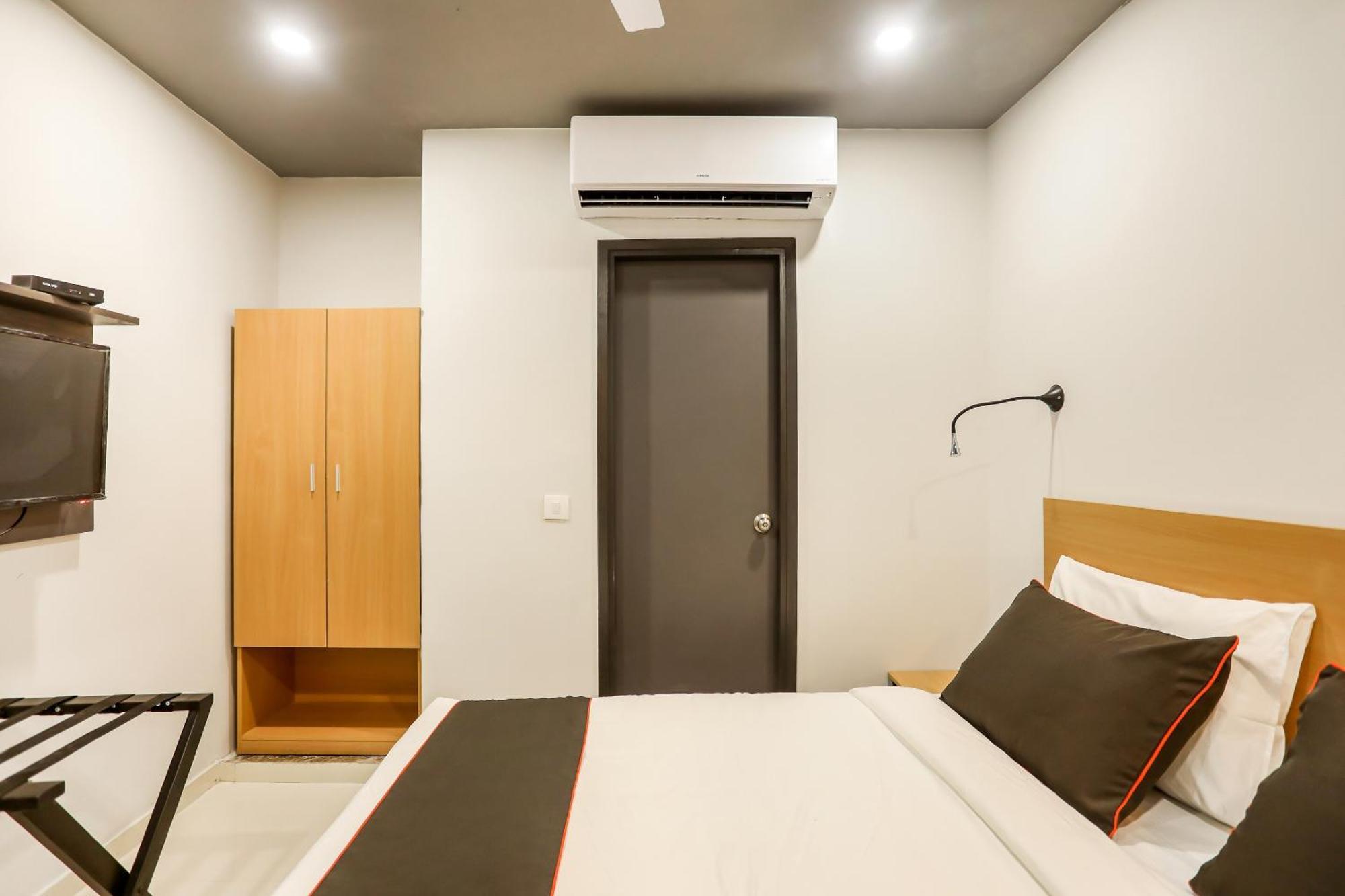 Super Collection O Le Noida Hotel Near Sector 76 Metro Station Luaran gambar